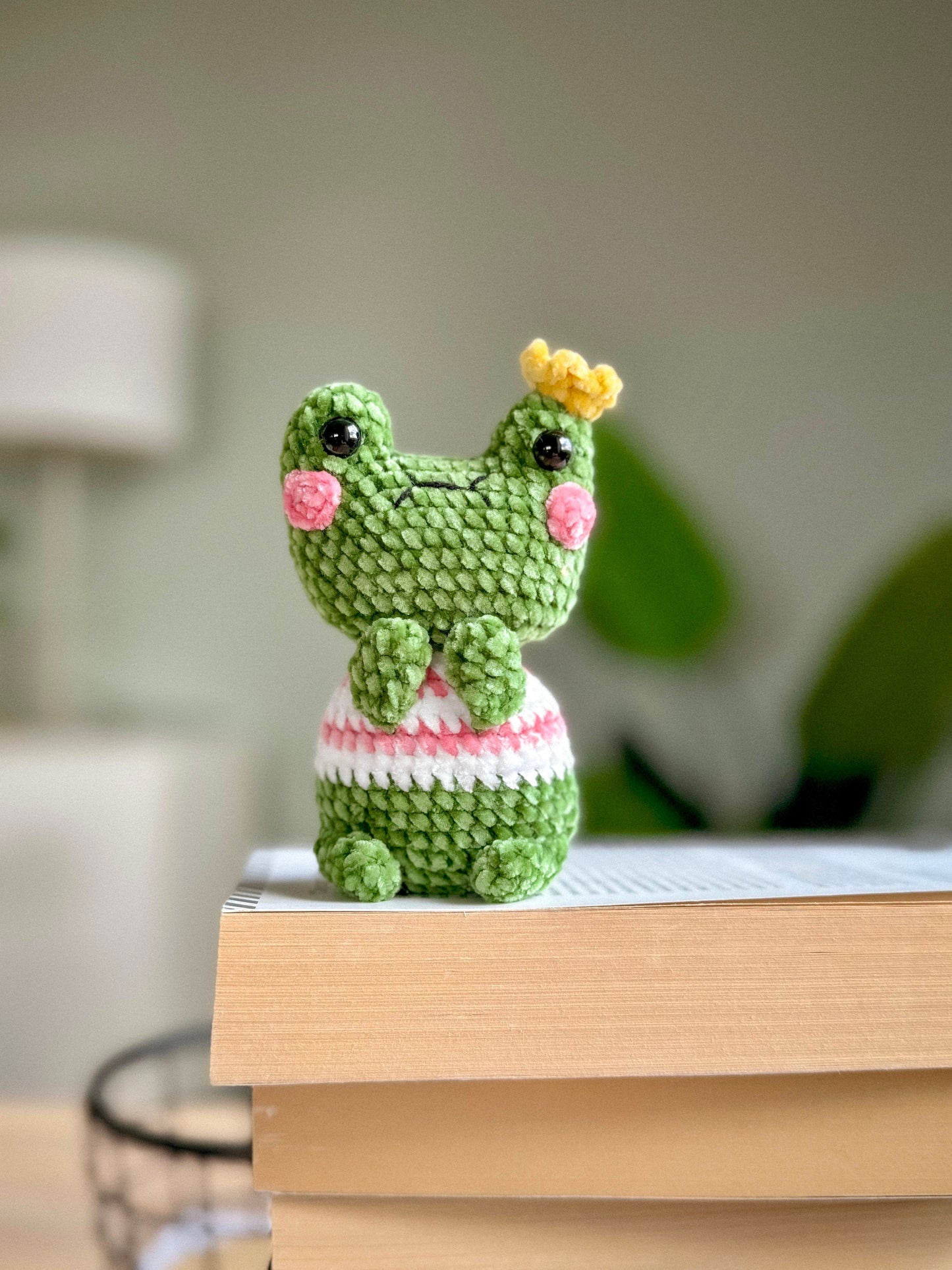 Frog in love Amigurumi PDF Pattern, Princess frog