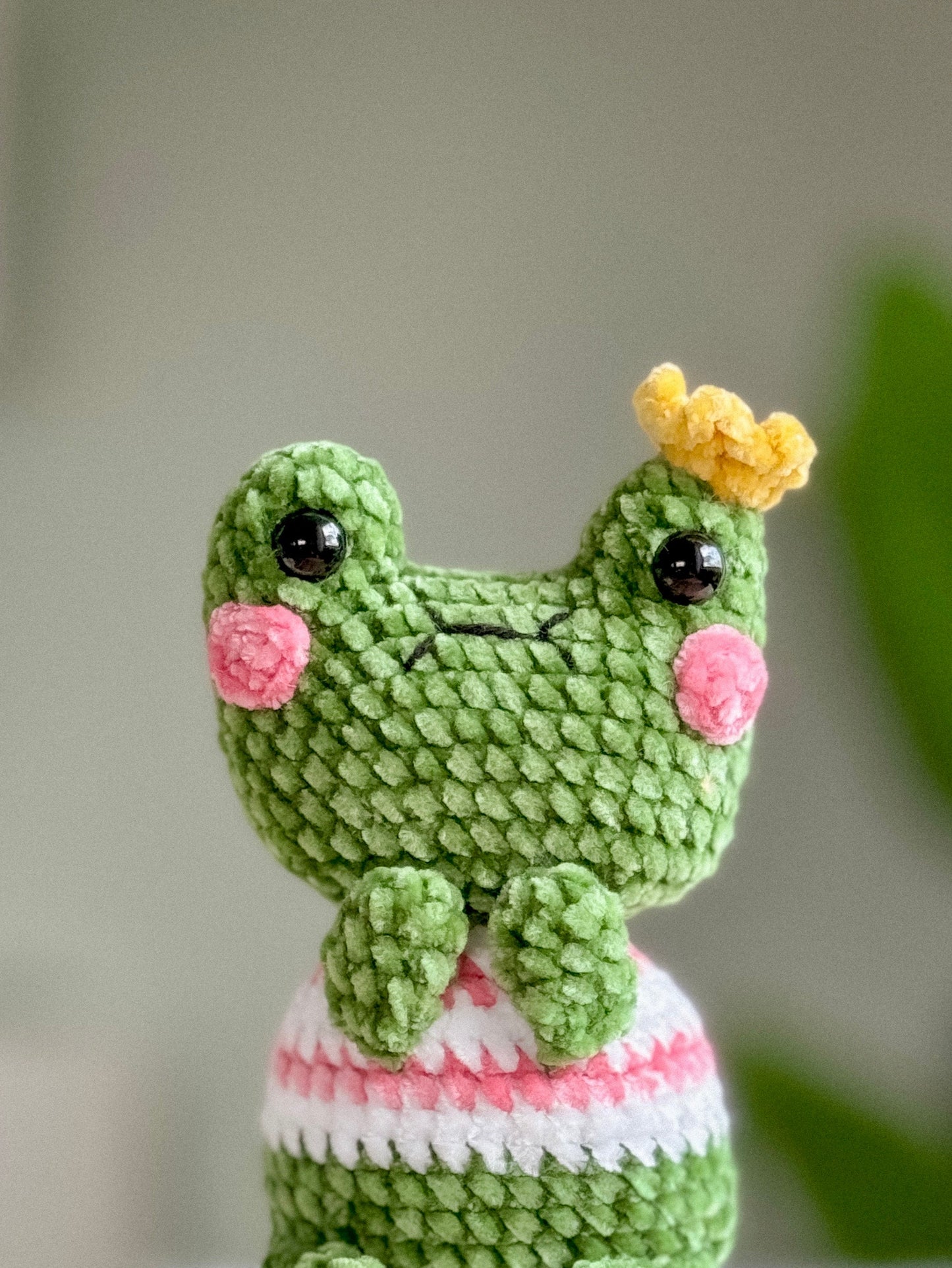 Frog in love Amigurumi PDF Pattern, Princess frog