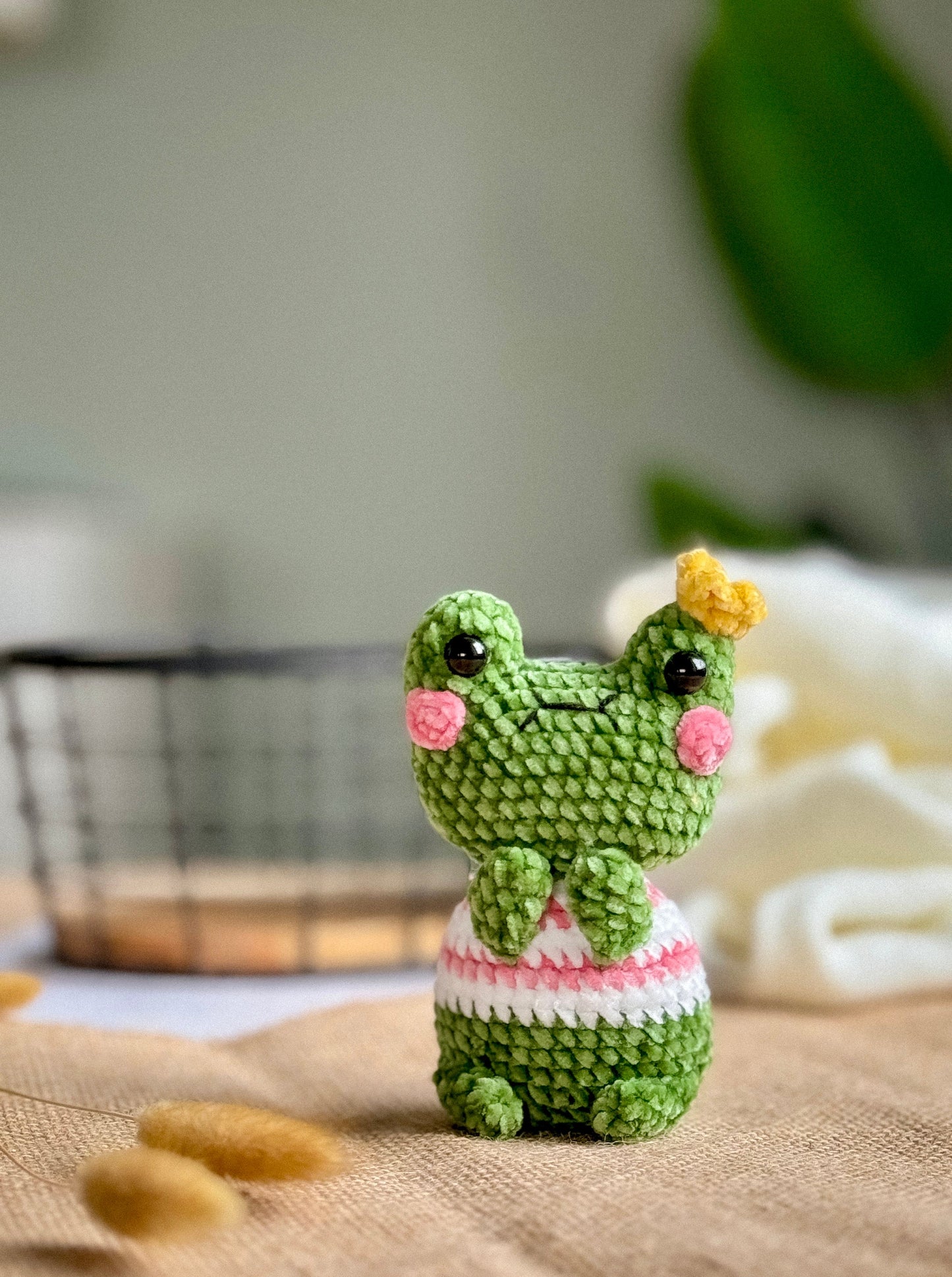 Frog in love Amigurumi PDF Pattern, Princess frog